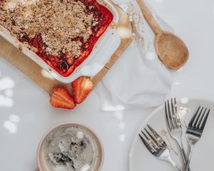 Easy and delicious strawberry crumble
